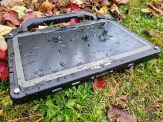 Tahvelarvuti Getac F110 6G sügiseses vihmas.