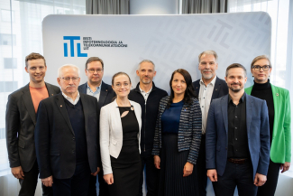 Fotol tagareas vasakult: Ats Albre, Lauri Almann, Ivo Suursoo, Sven Aulik, Anna-Greta Tsahkna; esireas vasakult: Urmas Kõlli, Triin Kalinin, Kedi Välba ja Andre Visse. Foto: Joanna Jõhvikas ITL-i uus juhatus.
