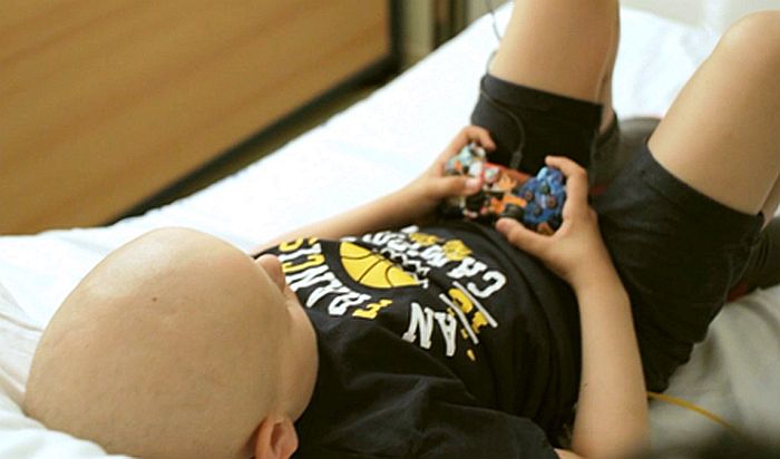 Videomängude uuring näitas, et sellel tegevusel on tugev valuvaigistav toime vähki põdevate laste juures. Foto: (CC) Juegoterapia Foundation
