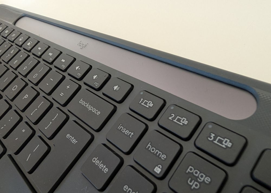 Logitech Signature Slim Solar+