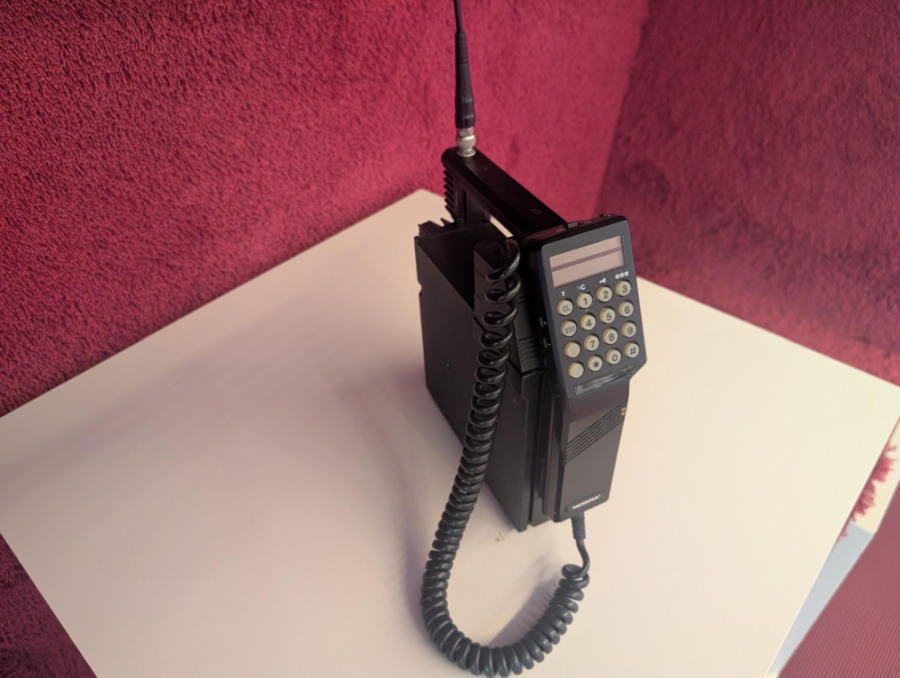Telefon, millega tehti aastal 2000 viimane kõne NMT 450 (1G) võrgus. Foto: Telia