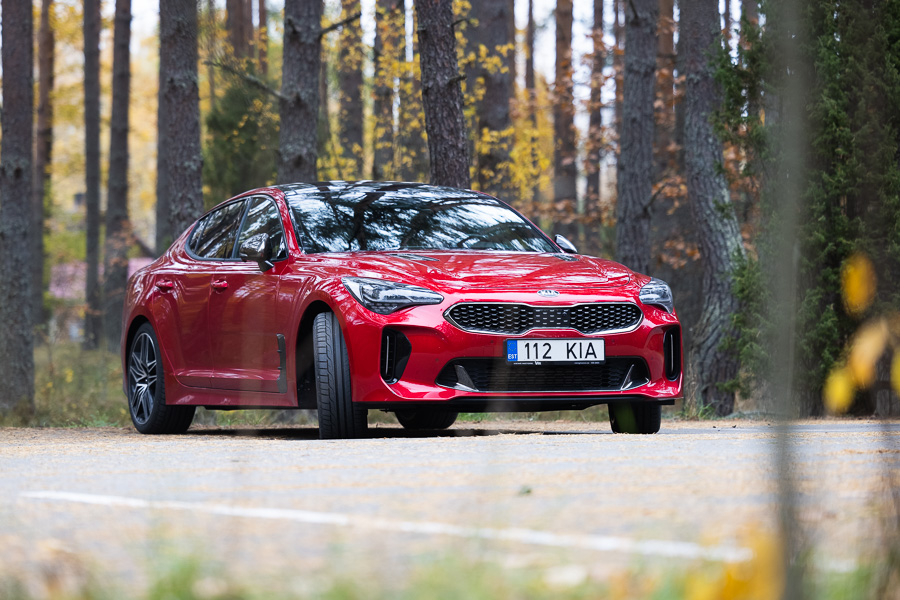 kia stinger punane