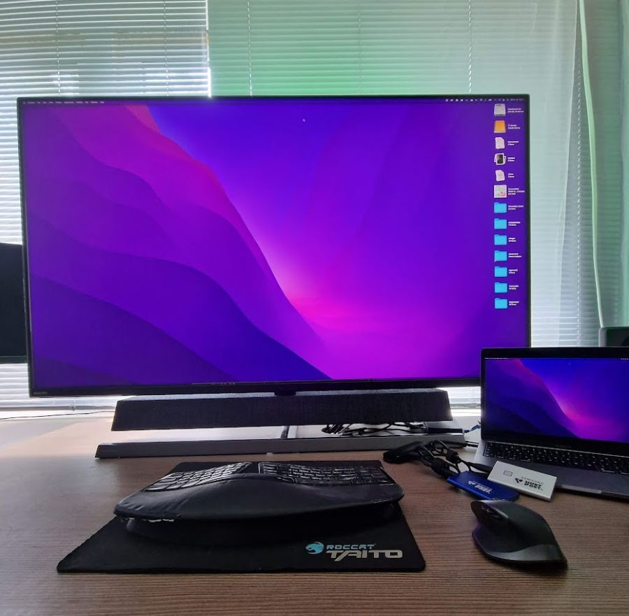 Philips 55" Ambiglow Monitor