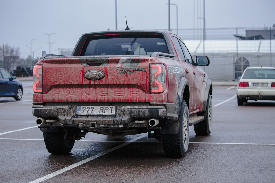 Ranger raptor üle mitme parkimiskoha