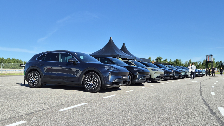 Porsche Cayenne Electric'ud rivis