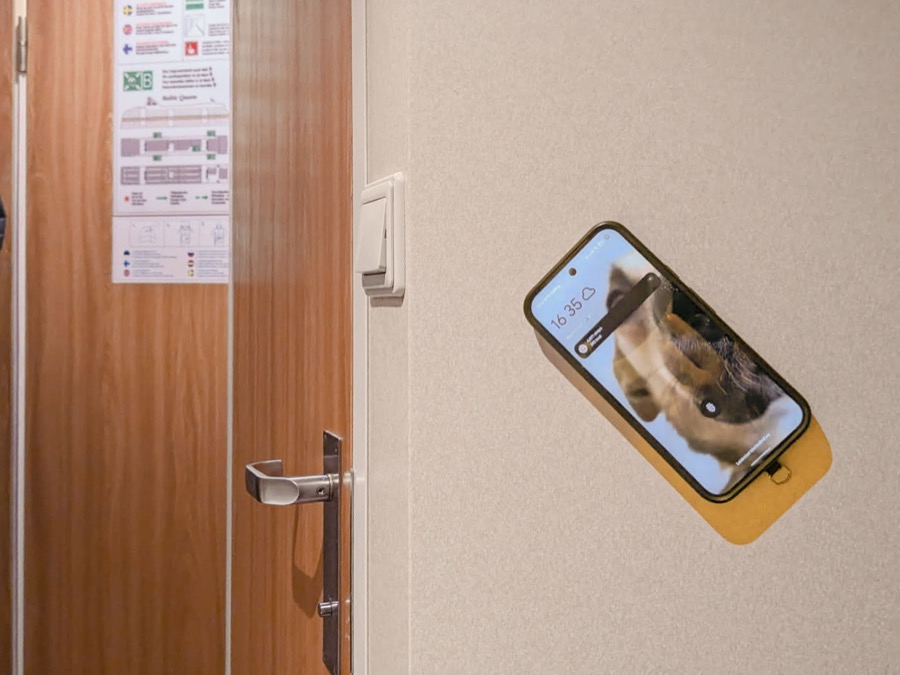 Quadlock Magsafe Tallink laeva kajuti seina küljes.