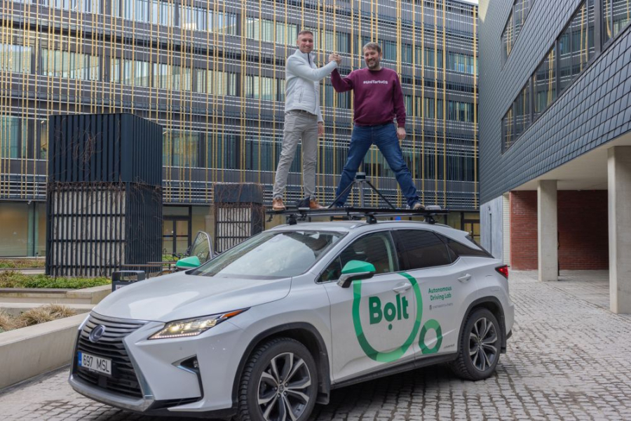 Kaugjuhitav auto.