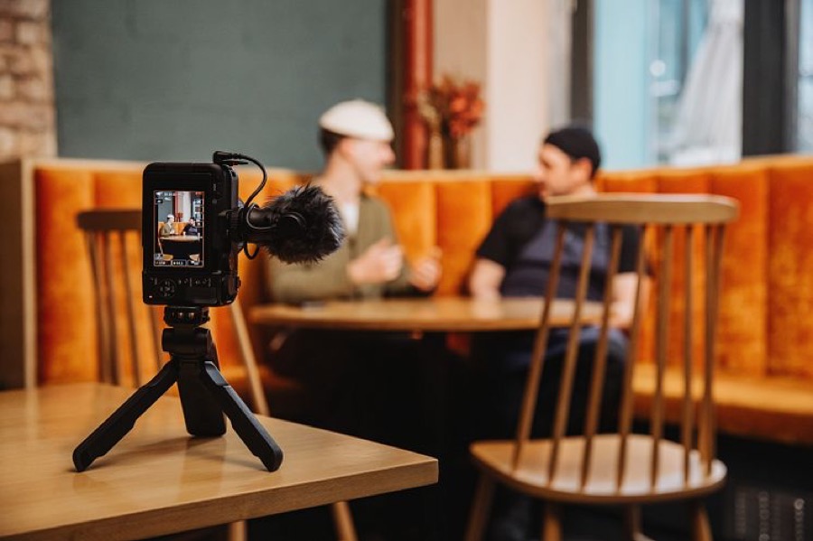 Canon R50 V