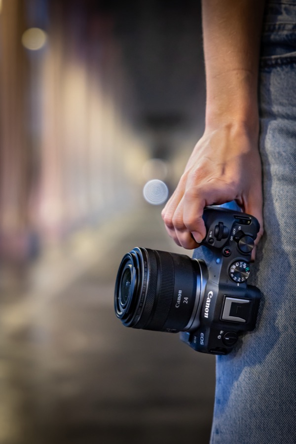 EOS R8 pimedas