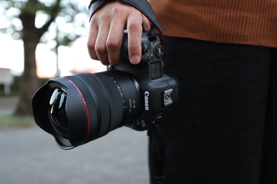 Canon RF 10-20 käes