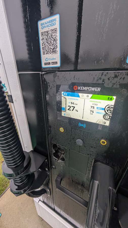 Kõik laadijad on vihma käes.