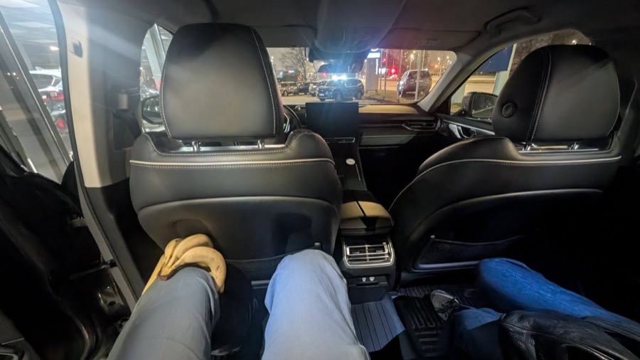 GWM Wey 05 banana for scale