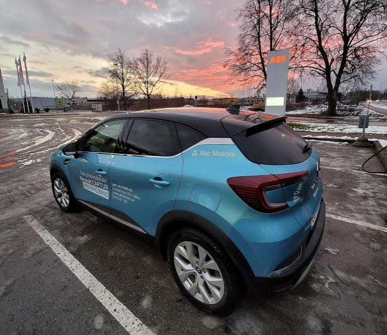 Renault Captur juhtme päikeseloojangus