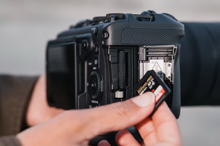 Canon EOS R6 V kaks mälukaardi pesa