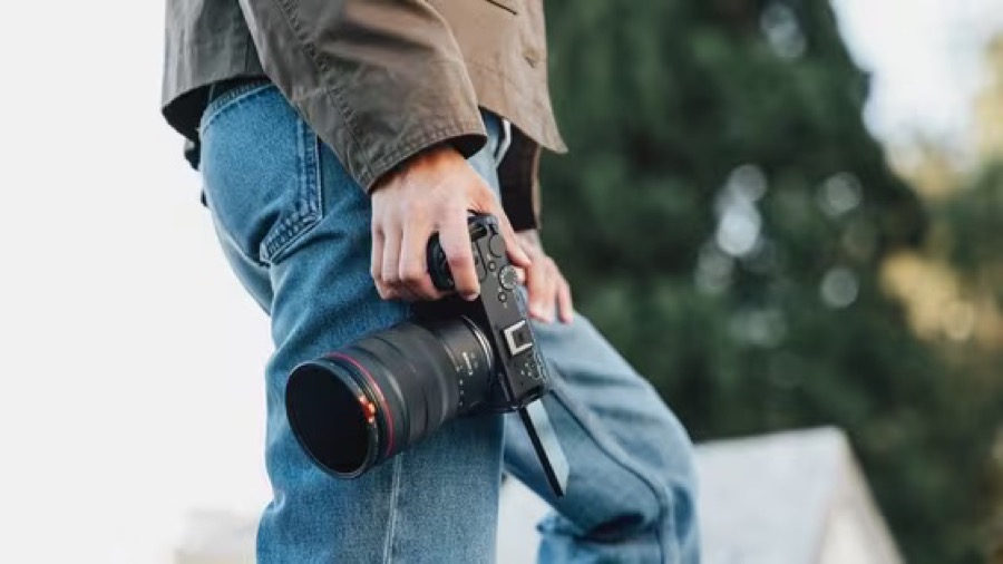 Canon EOS R6 V käes
