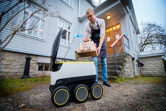 Restoran Umami töötaja Anton Kuznytsov asetamas sooja tellimuse, mis koosneb kahest lõheroast, Starship roboti konteinerisse.