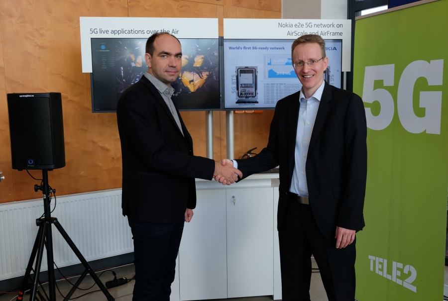 2_Tele2 tegevjuht ja Nokia juht suruvad rekordi puhul kätt. Foto: Egle Merbach / Tele2