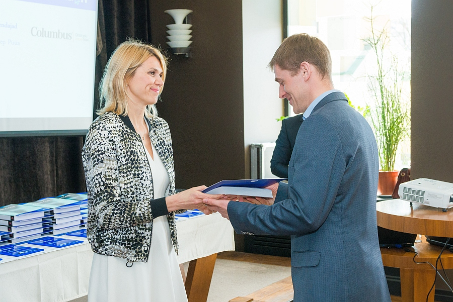 Minister Urve Palo õnnitleb IT valinuid.