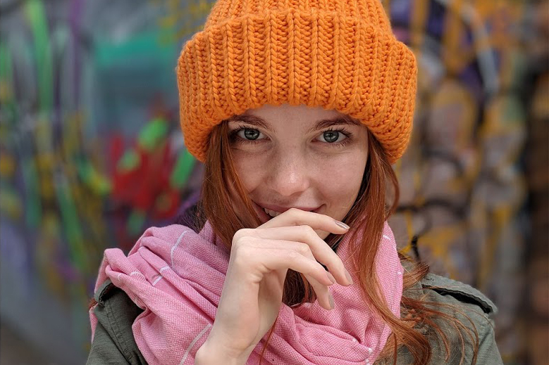 Bokeh tüdrukust oranži mütsiga.
