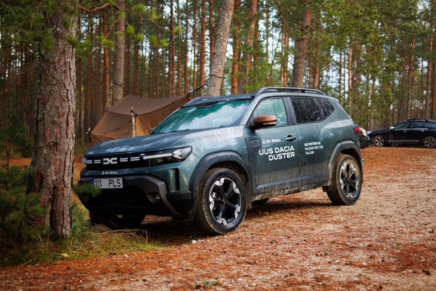 Dacia Duster 2024 metsas
