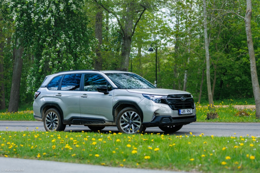 Subaru Forester 2024 eest küljelt
