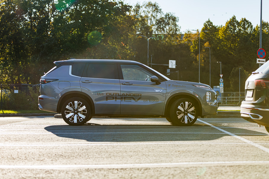 Mitsubishi Outlander PHEV 2025