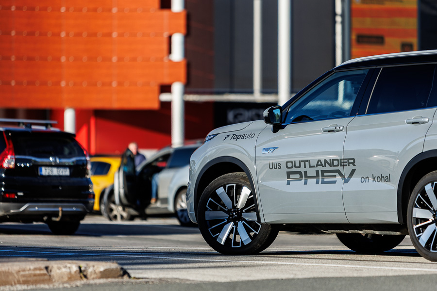 Mitsubishi Outlander PHEV 2025