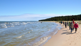 Jalutajad Meremõisa rannas. Foto: Kaido Einama
