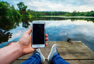 Mobiiliga looduses. Foto: (CC) Jamie Street / Unsplash