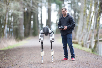 Robot Cassie jalutab inimest.