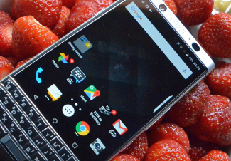 Blackberry Keyone maasikate keskel. Foto: Kaido Einama