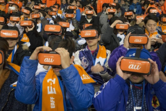 Jaapani jalgpallifännid katsetavad VR-i ehk virtuaalreaalsust.