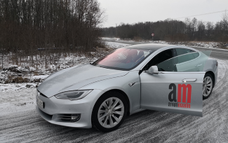 Tesla Model S lumisel teel.