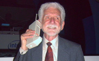 Motorola insener Martin Cooper tegi 1973. aastal esimese avaliku mobiilikõne mobiiliga DynaTAC. Pildil rekonstruktsioon kümme aastat hiljem tulnud "käsitelefoniga". Pilt aastast 2007. Foto: (CC) Rico Shen / Wikipedia