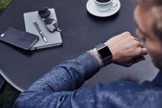 Fitbit Ionic, soliidselt halli korpusega. Foto: Fitbit