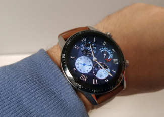 Huawei Watch GT 2 46 mm mudel Classic sihverplaadiga.