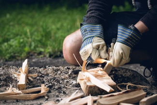 Lõkke tegemine ellujäämise komplektiga. (CC) Pixabay