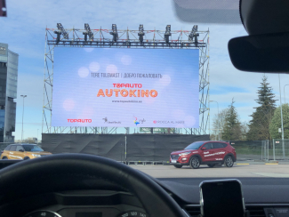 Pilt autost autokino ekraani suunas.