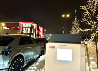  ABB autolaadija Tartus WEG hulgimüügi esinduse ees elektriautot laadimas. Foto: Plugfree