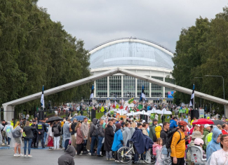 Lauluväljaku mereväravas.