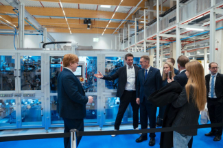 Madiberk ja Michal tehase avamisel koos teistega