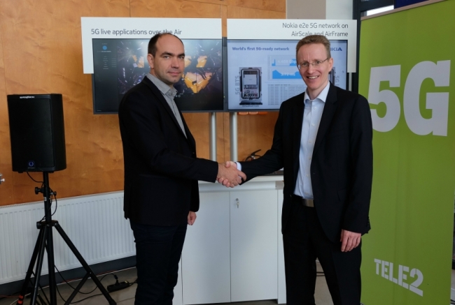 2_Tele2 tegevjuht ja Nokia juht suruvad rekordi puhul kätt. Foto: Egle Merbach / Tele2