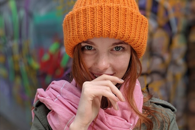 Bokeh tüdrukust oranži mütsiga.