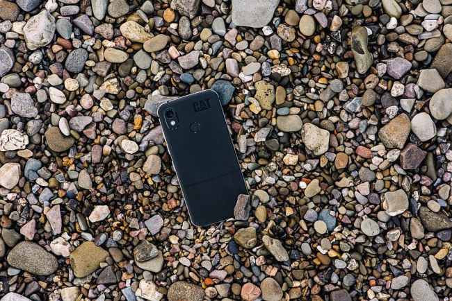 Cat S52.