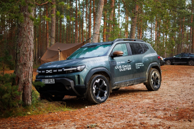 Dacia Duster 2024 metsas