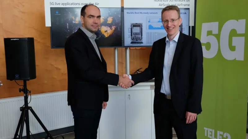 2_Tele2 tegevjuht ja Nokia juht suruvad rekordi puhul kätt. Foto: Egle Merbach / Tele2