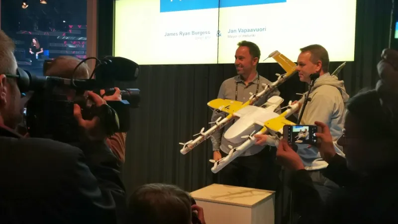 Wing´i CEO ja Helsingi linnapea koos kohaletoimetamise drooniga.