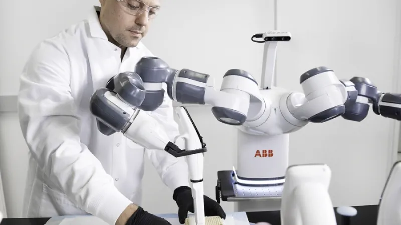 ABB laborirobot töös.