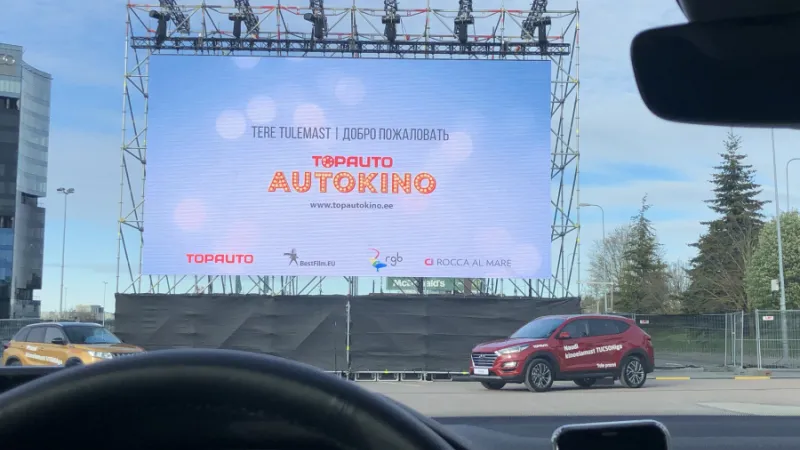 Pilt autost autokino ekraani suunas.