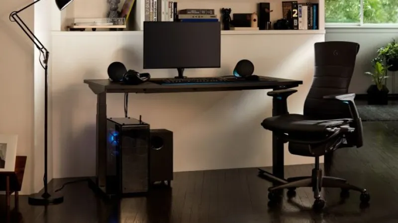 Hermann Miller Embody ja Logitech.